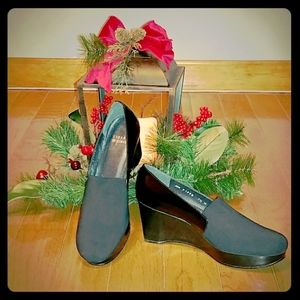 Like New Stuart Weitzman micro stretch wedges